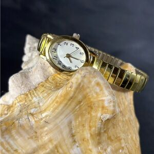 This wonderful petite oblong women’s watch gold with Japanese movement w/battery